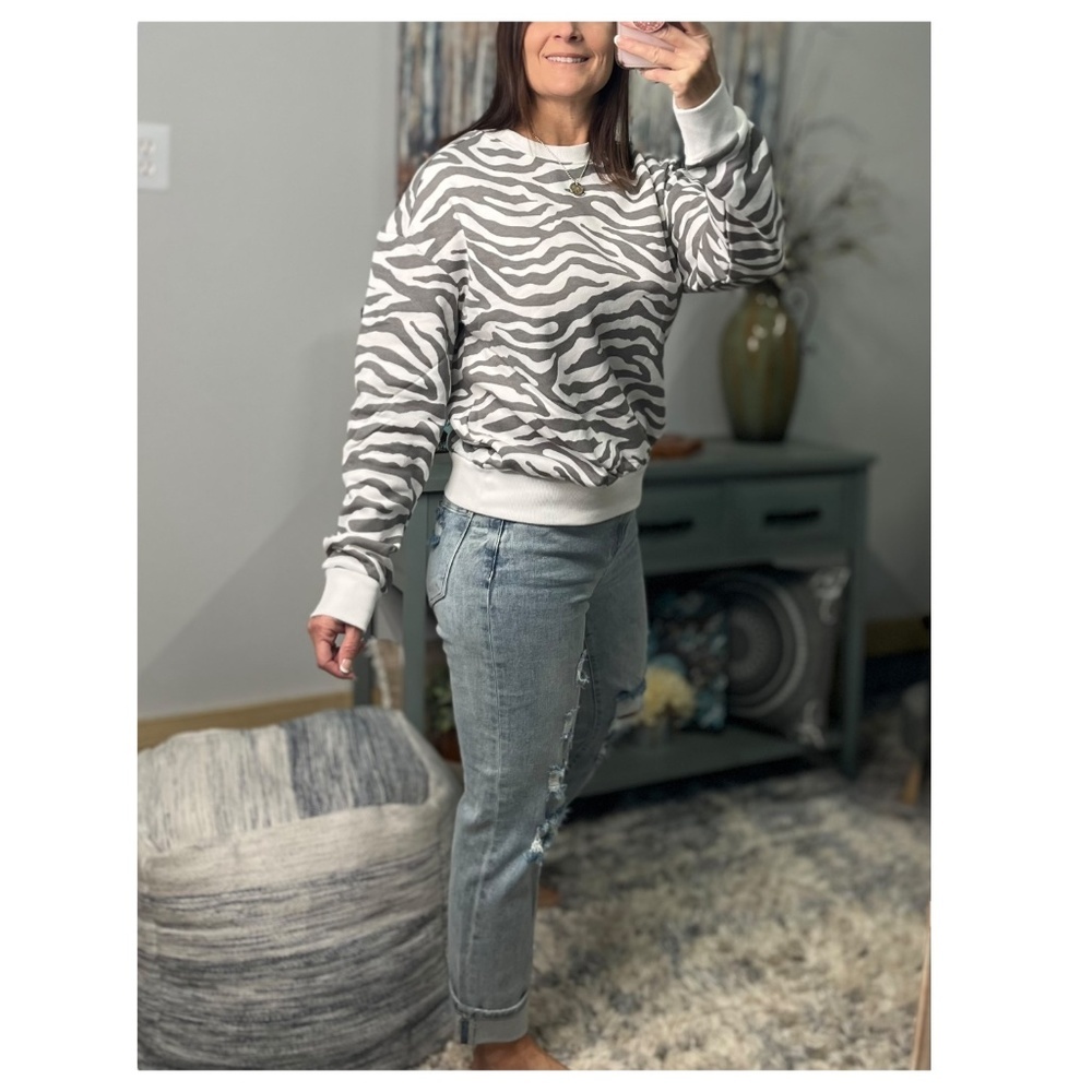 Zebra Sweatshirt White Gray Round Neck Banded Bottom Long Sleeve Animal Pullover - Picture 5 of 8